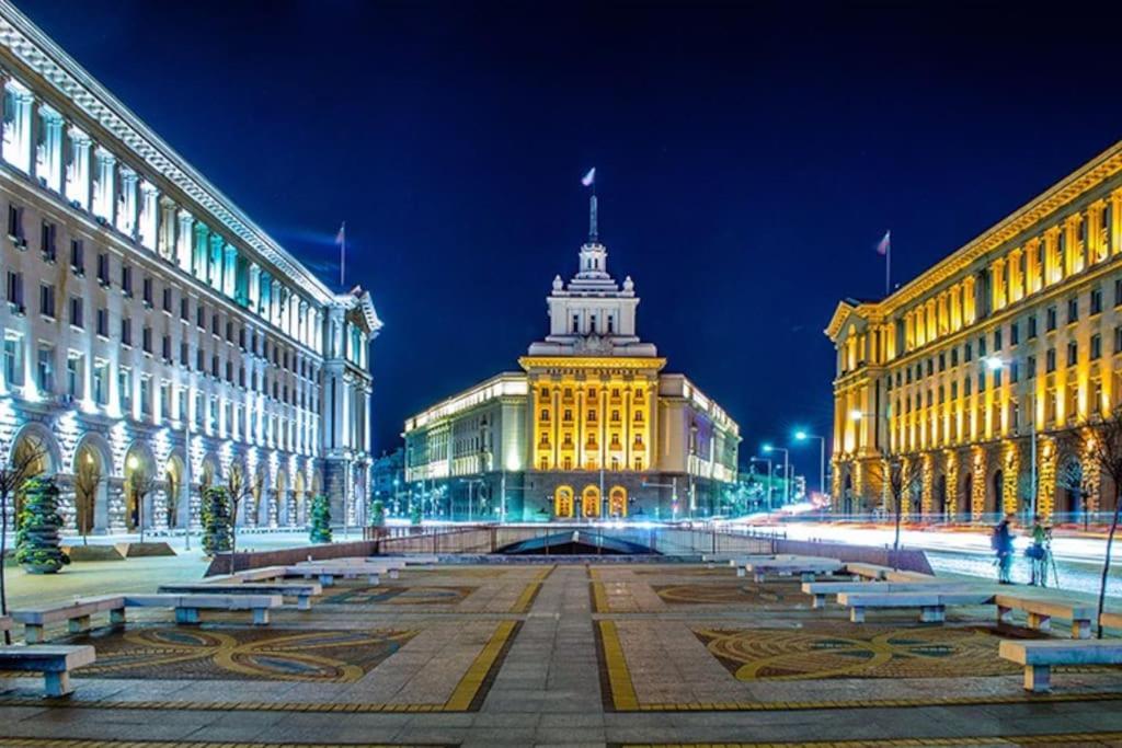 Cozy 2-Bedroom Flat In The Very Center Of Sofia Esterno foto