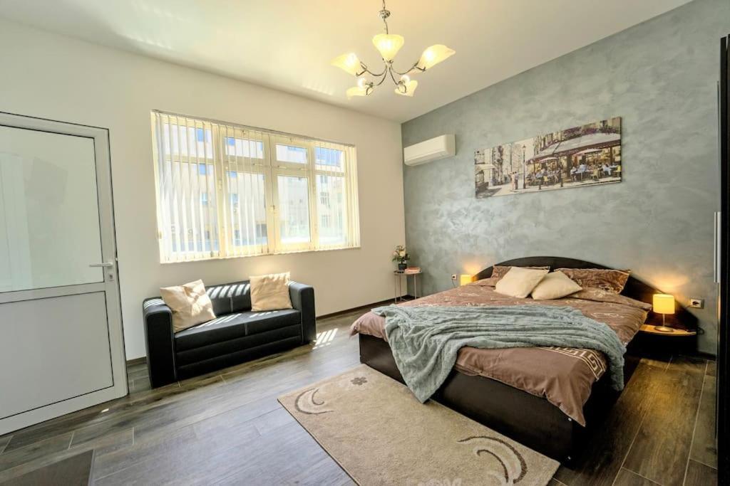 Cozy 2-Bedroom Flat In The Very Center Of Sofia Esterno foto